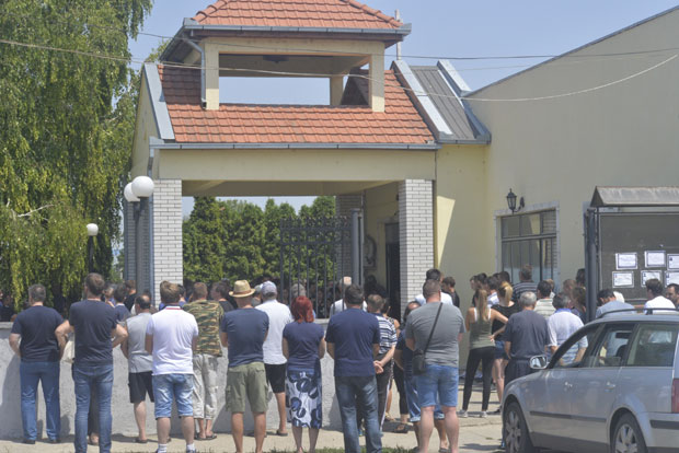 ДАН ПОСЛЕ ЗЛОЧИНА У БАНАТСКОМ КАРЛОВЦУ: Ратко и Драгана сахрањени на истом гробљу